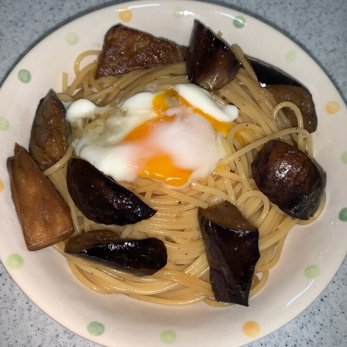 なすと温泉卵のしょうゆベースパスタ